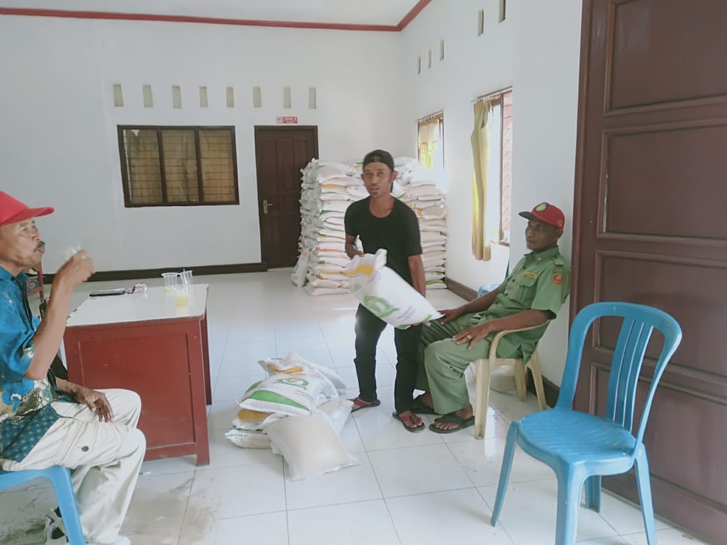 Pemdes Sumbermulya Salurkan Bantuan Beras kepada 1. 310 KPM